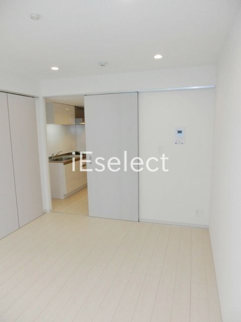 その他部屋・スペース　バルコニーからの洋室です。