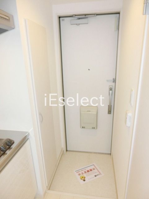 玄関　玄関にはトールタイプのシューズボックス。