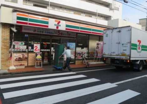 コンビニ　セブン-イレブン足立柳原２丁目店（コンビニ）まで359m