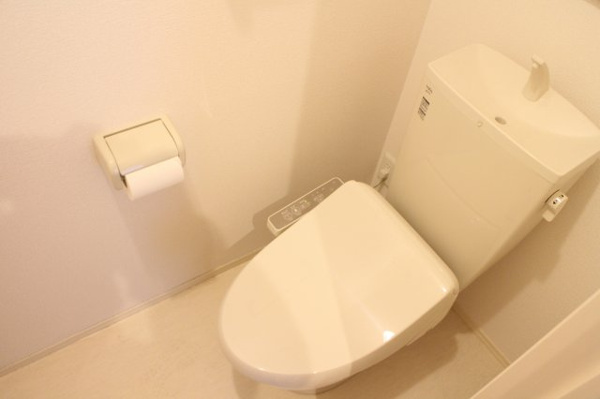 トイレ　落ち着いた色調のトイレです