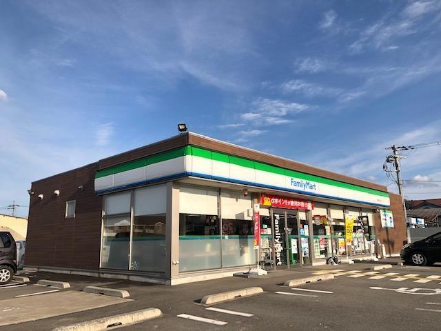 コンビニ　ファミリーマート豊岡江本店（コンビニ）まで700m