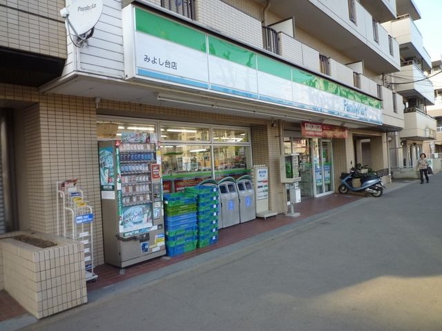 コンビニ　ファミリーマート（コンビニ）まで190m