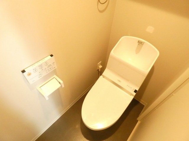 トイレ　温水洗浄機能付きトイレです。