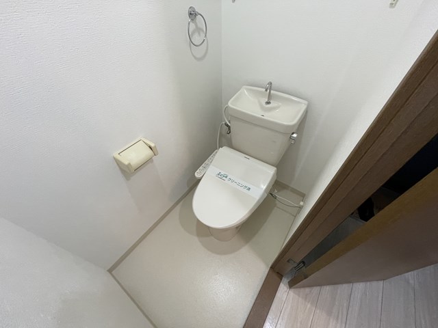 トイレ　温水洗浄便座付きのトイレです♪