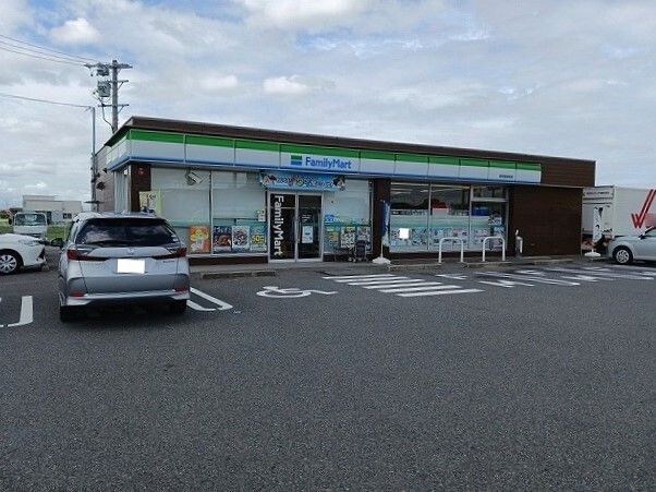 コンビニ　ファミリーマート（コンビニ）まで770m
