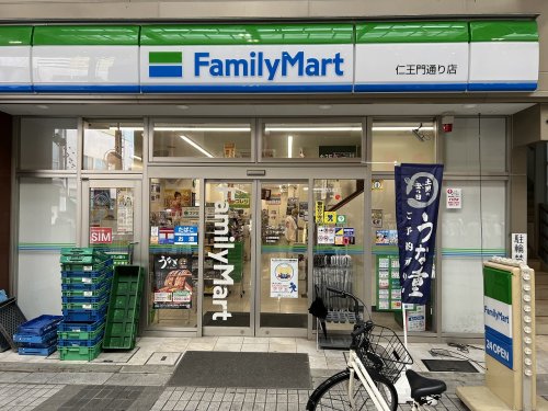コンビニ　ファミリーマート仁王門通り店（コンビニ）まで57m