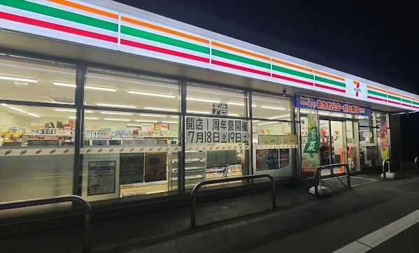 コンビニ　セブンイレブン千歳清流8丁目店（コンビニ）まで518m
