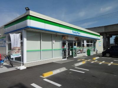 コンビニ　ファミリーマート（コンビニ）まで500m