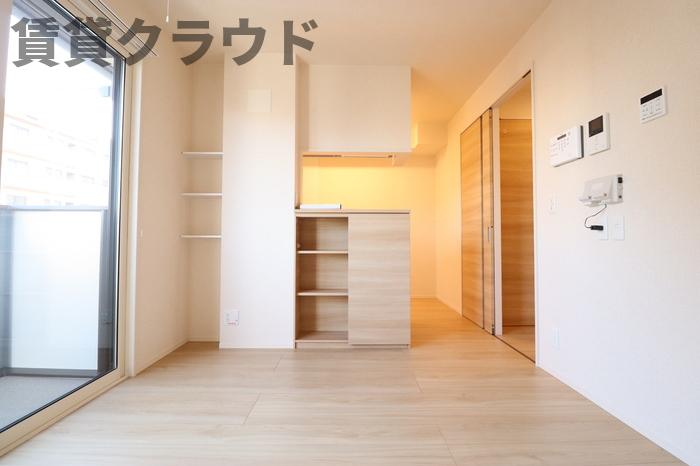 居室・リビング　ちょっとした棚があるので、インテリアなどを飾ったりできます♪