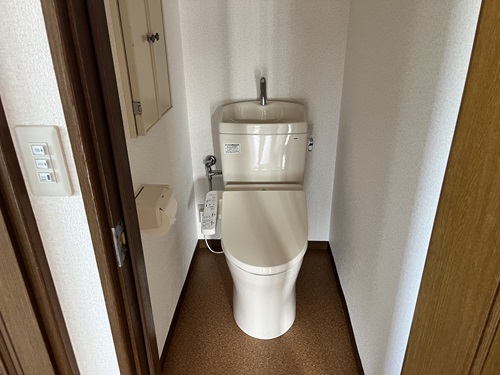 トイレ　温水洗浄暖房便座付です。