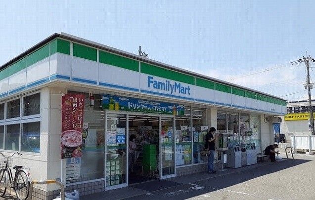 コンビニ　ファミリーマート様（コンビニ）まで850m