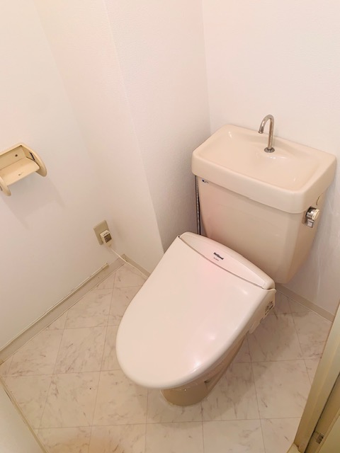 地下鉄御堂筋線 長居駅 徒歩6分 5階建 築33年のトイレ写真