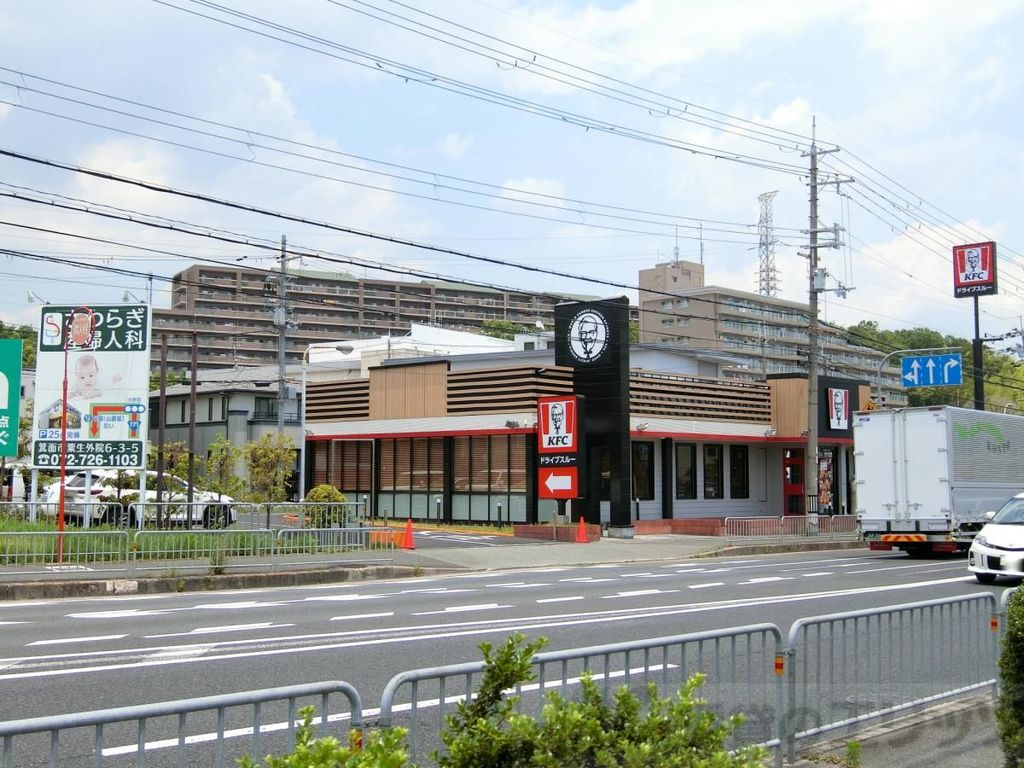 飲食店　ケンタッキーフライドチキン小野原店（飲食店）まで80m