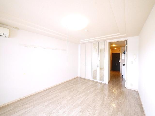 その他部屋・スペース　開放的な寝室です