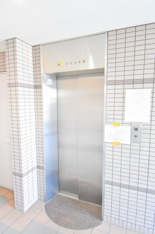 その他共有部分　エレベーターがあると重たい荷物も簡単に部屋まで運べますよ