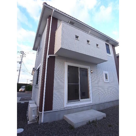 建物外観　ファミリー向け木造１戸建て