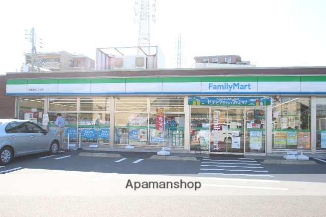 コンビニ　ファミリーマート（コンビニ）まで683m