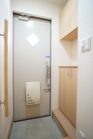 玄関　玄関には大型シューズBOXを設置♪