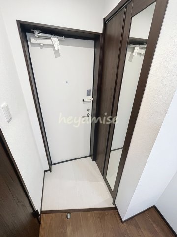 玄関　※写真は別号室です