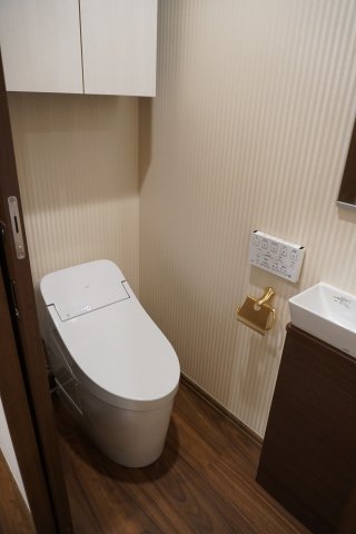 トイレ　落ち着いた色調のトイレです