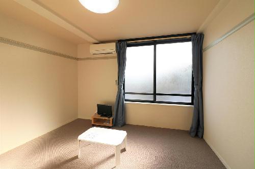 居室・リビング　大型家具家電付きにより初めての一人暮らしの方も安心！