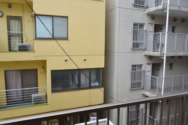 眺望　建物に囲まれていますが、近距離ではありません。