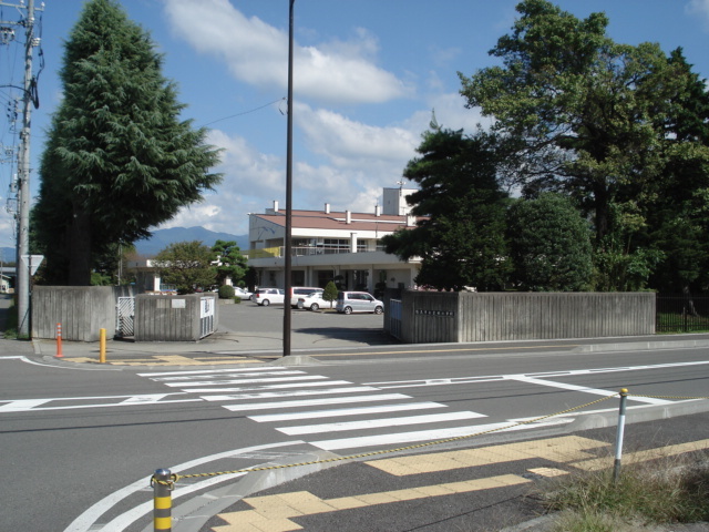 小学校　塩尻市立吉田小学校（小学校）まで923m