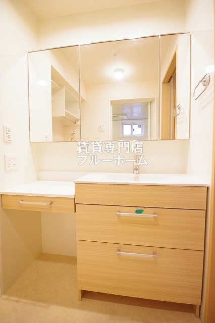 洗面設備　三面鏡洗面化粧台あります！