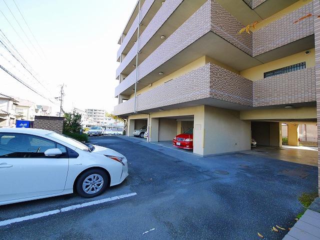 駐車場　車をお持ちの方に嬉しい駐車場付きの物件です