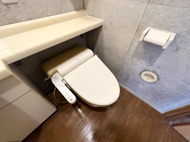 トイレ　温水洗浄便座つきで便利です！