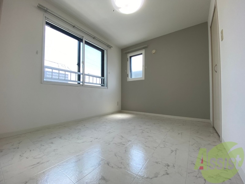 その他部屋・スペース　寝室です。こちらもお部屋が明るい雰囲気でいいすね。
