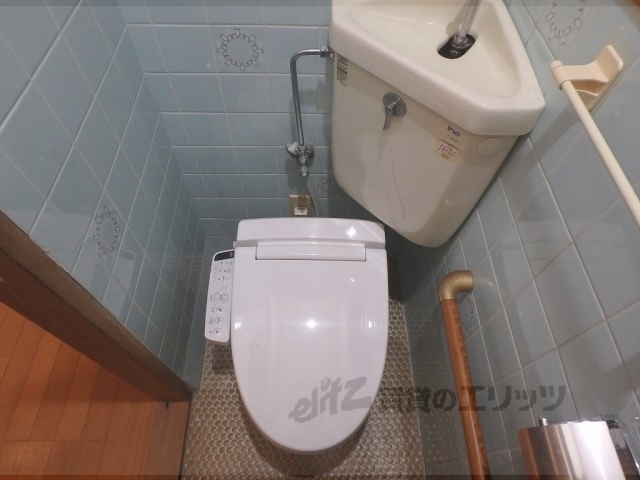 地下鉄東西線 二条城前駅 徒歩19分 2階建 築44年のトイレ写真