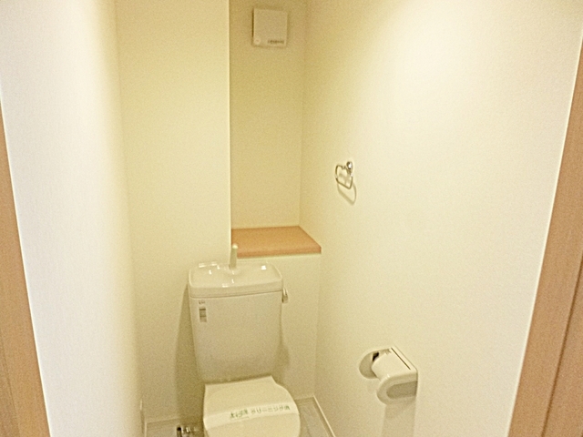 トイレ　トイレには棚が付いてます☆