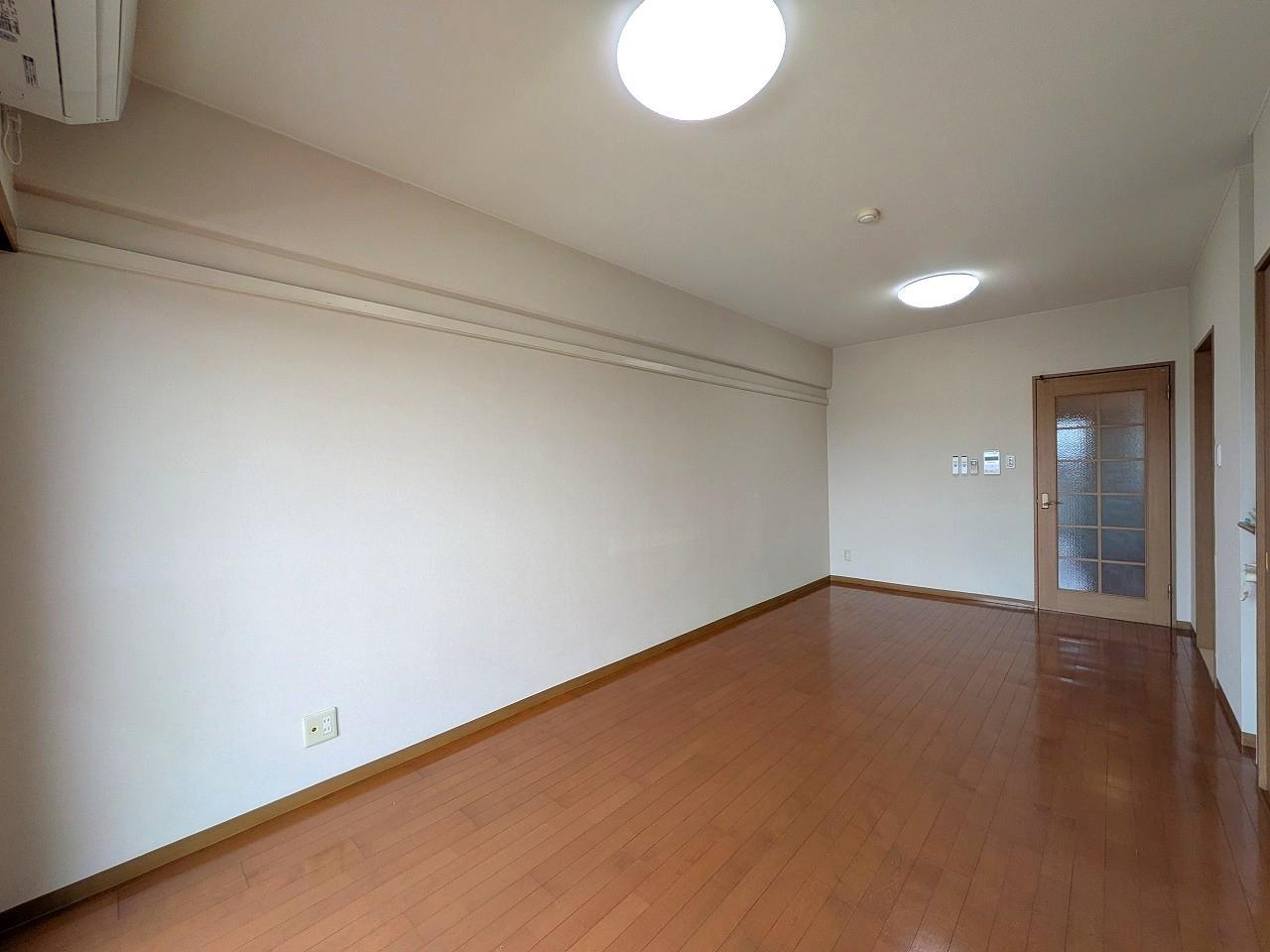 セントラルコート県庁前の居間写真
