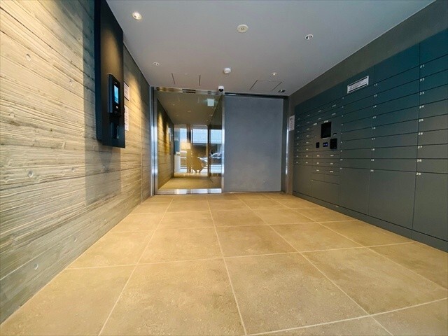 エントランス　同一建物内７０１号室内装写真転載