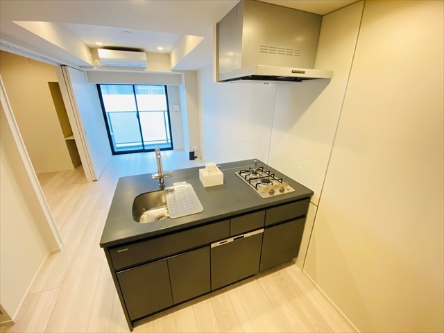 キッチン　同一建物内７０１号室内装写真転載