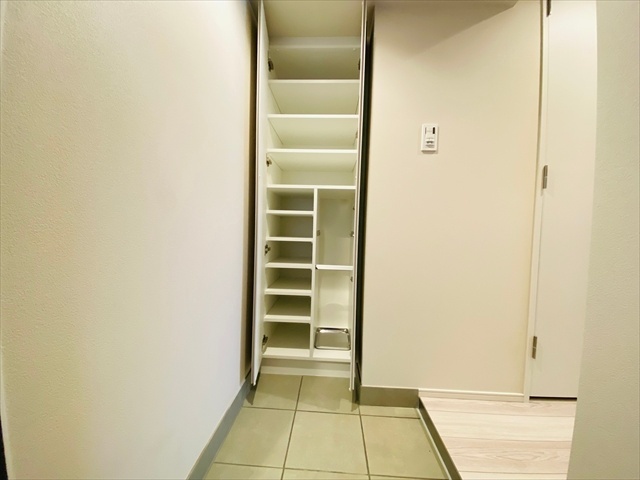 玄関　同一建物内７０１号室内装写真転載