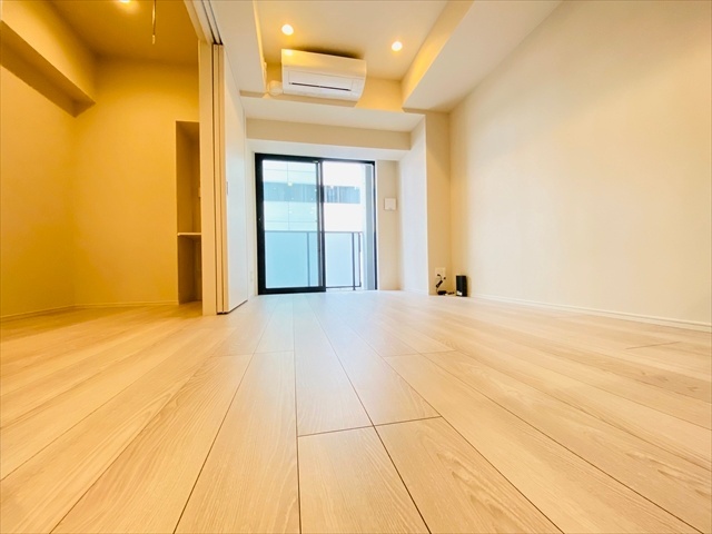 居室・リビング　同一建物内７０１号室内装写真転載