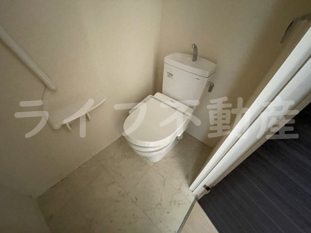 トイレ　落ち着いた色調のトイレです