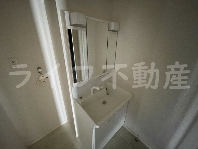 洗面設備　独立洗面化粧台が付いています