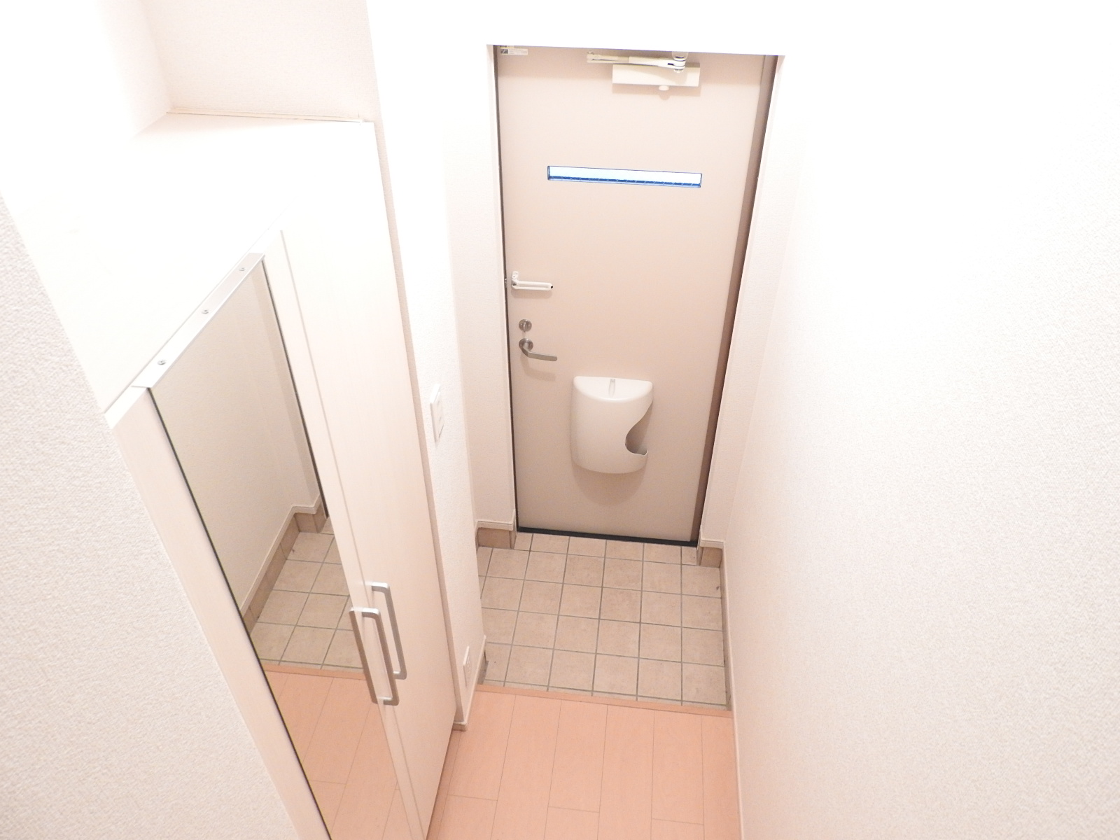 玄関　※反転タイプの写真です