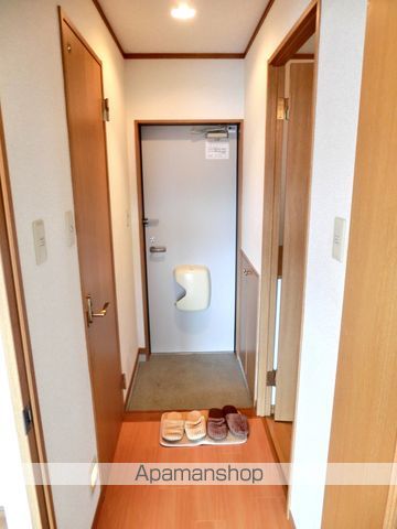 ＪＲ奥羽本線 北山形駅 バス乗車時間：15分 最寄りバス停で下車 徒歩7分 3階建 築23年の玄関写真
