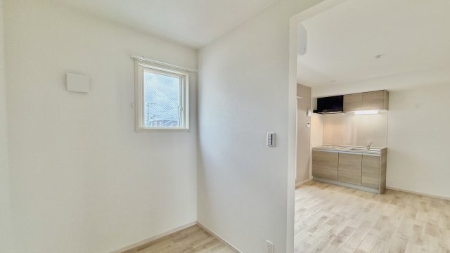 その他部屋・スペース　白と木目を基調とした家具がよく映える明るく爽やかな内装です。