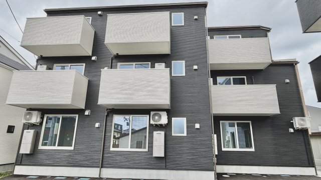 建物外観　モノトーンの外観が印象的で街並みに映えるおしゃれな建物です。