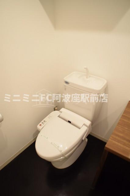 地下鉄千日前線 西長堀駅 徒歩3分 14階建 築20年のトイレ写真