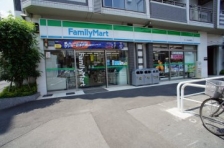 コンビニ　ファミリーマート サンズ市谷柳町店（コンビニ）まで132m