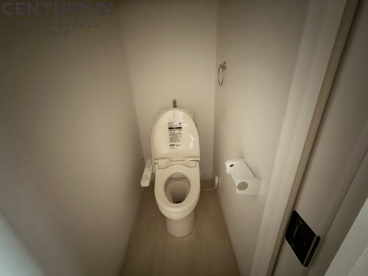トイレ　温水洗浄便座付きのトイレです♪