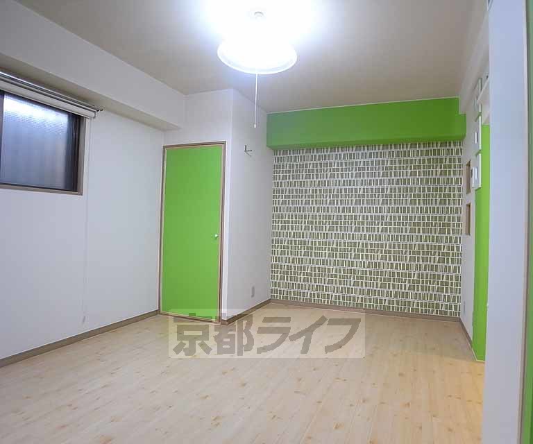収納　奥の扉がクローゼットです