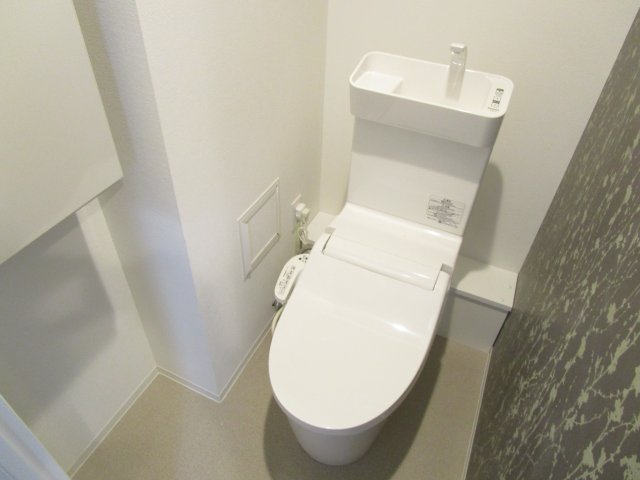 都営大江戸線 牛込神楽坂駅 徒歩8分 5階建 築8年のトイレ写真