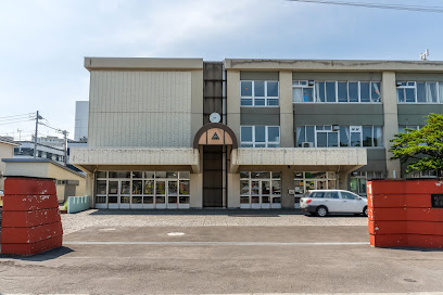 中学校　札幌市立信濃中学校（中学校）まで328m